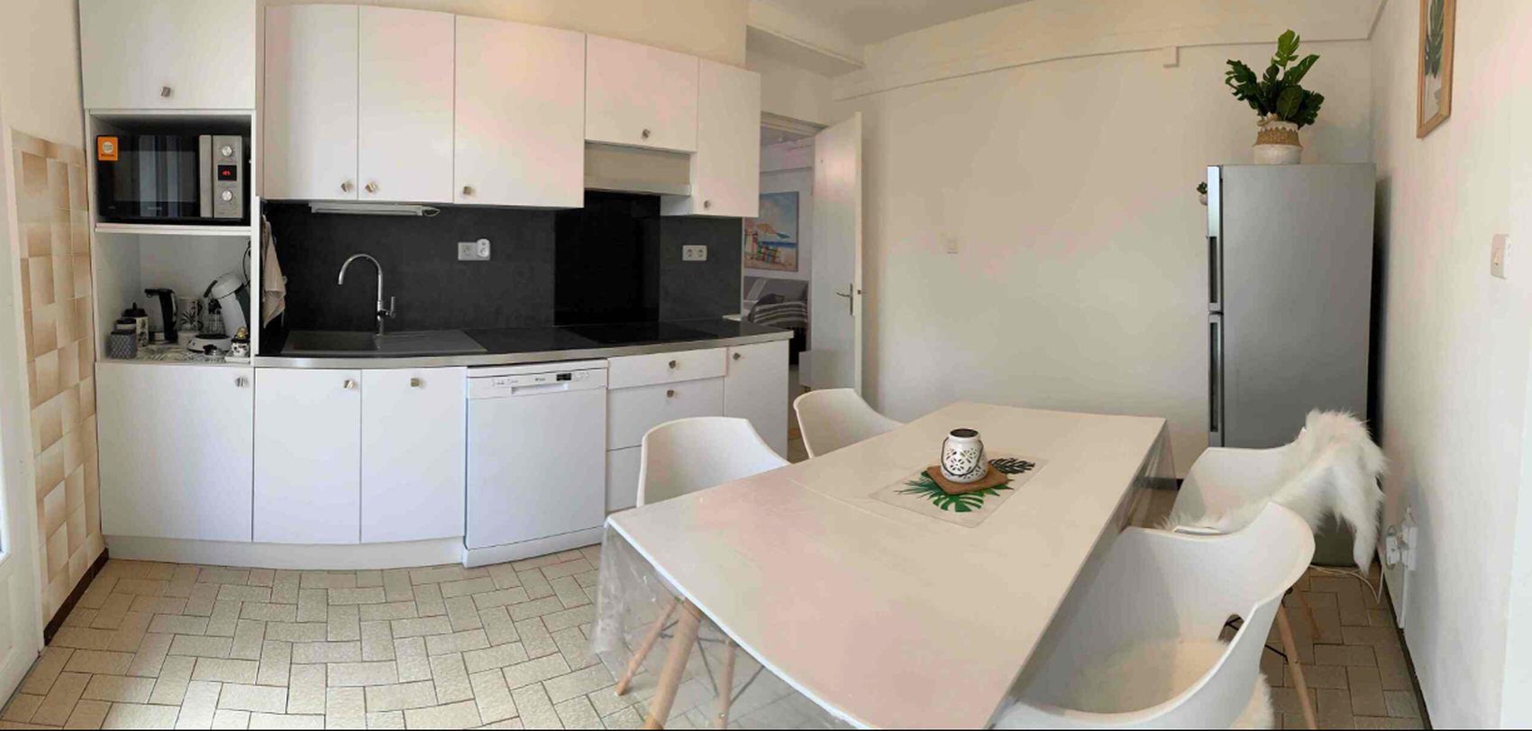 Cuisine équipée et coin repas d'une maison meublée à Agde