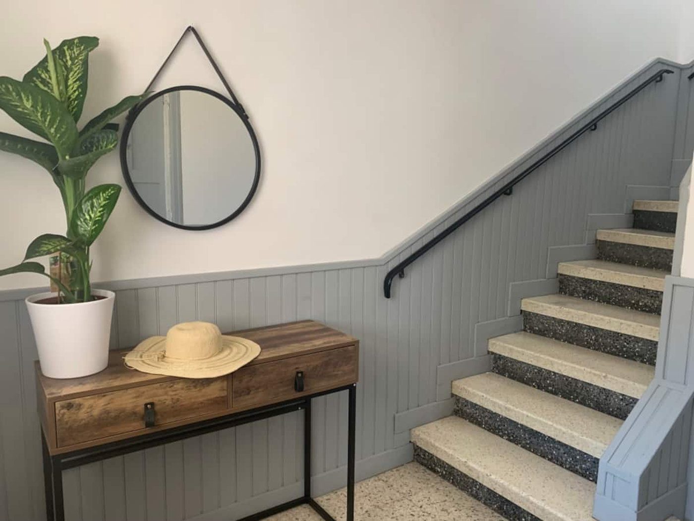 Entrée et escalier d'une maison à Agde disponible comme lieu de tournage