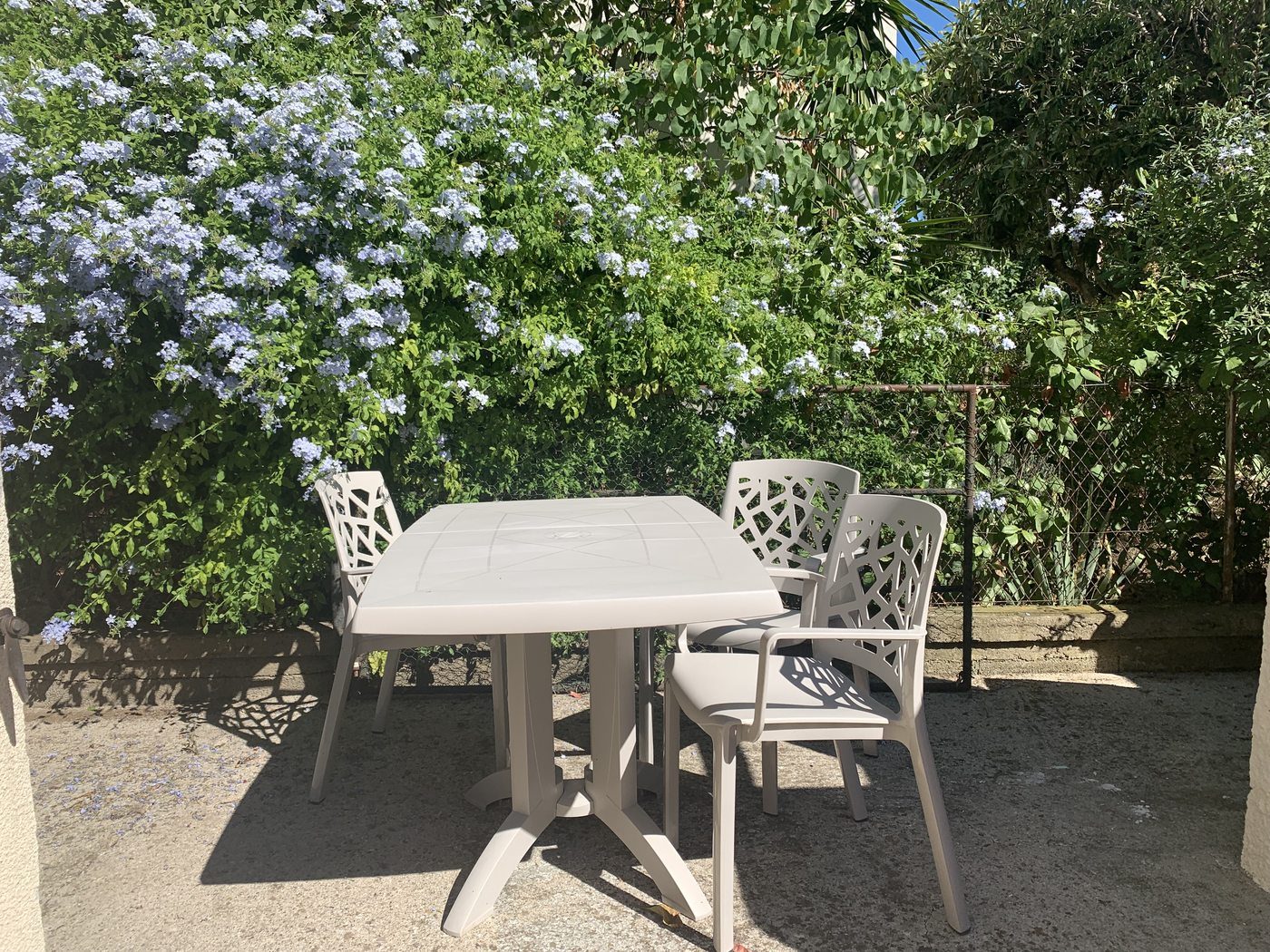 Table de jardin ombragée d'une maison de vacances à Agde près du Cap d'Agde