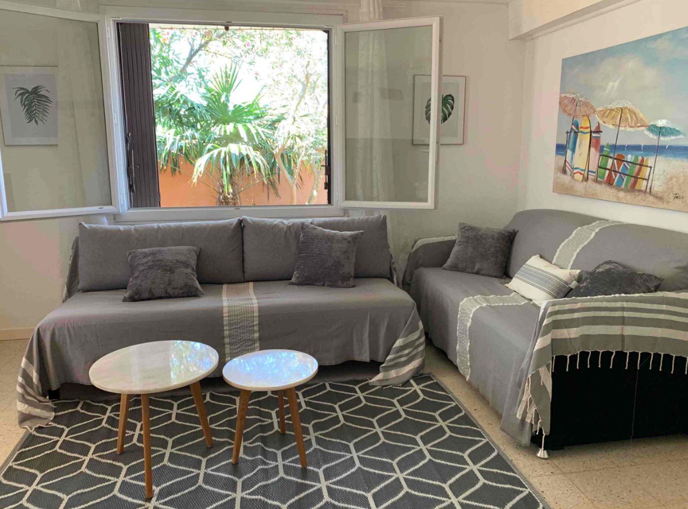 Salon d'une maison meublée pour relogement temporaire à Agde