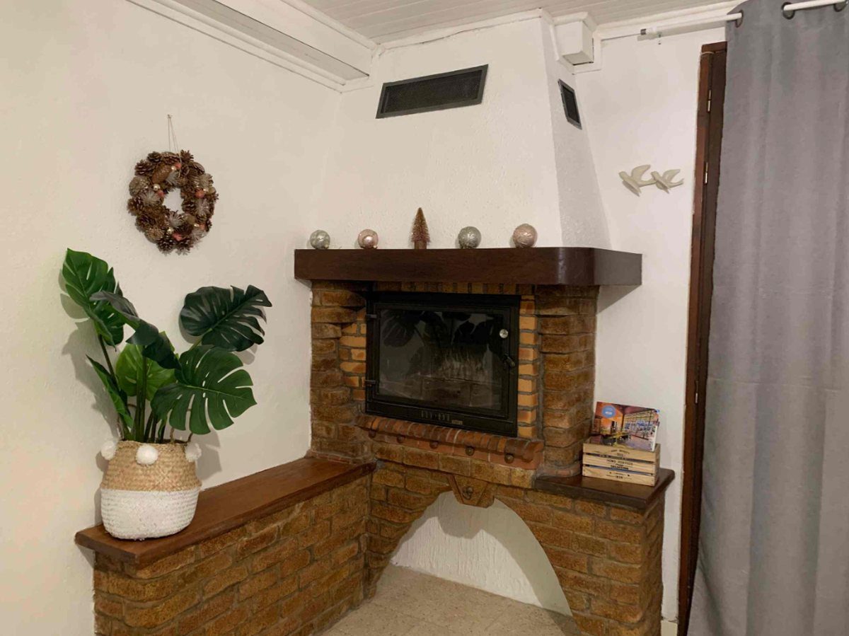 Salon avec cheminée au rez-de-chaussée d'une maison à Agde