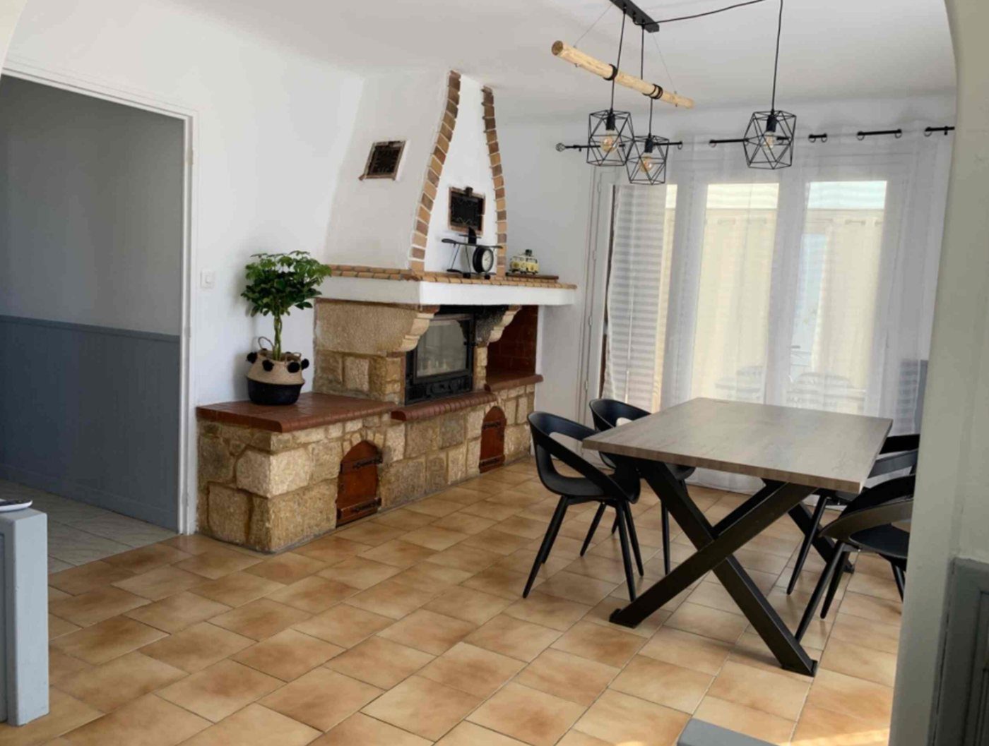 Salon avec cheminée d'une maison meublée à Agde pour relogement temporaire