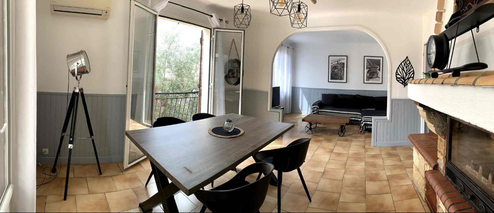 Vue d'ensemble du salon d'une maison meublée à Agde