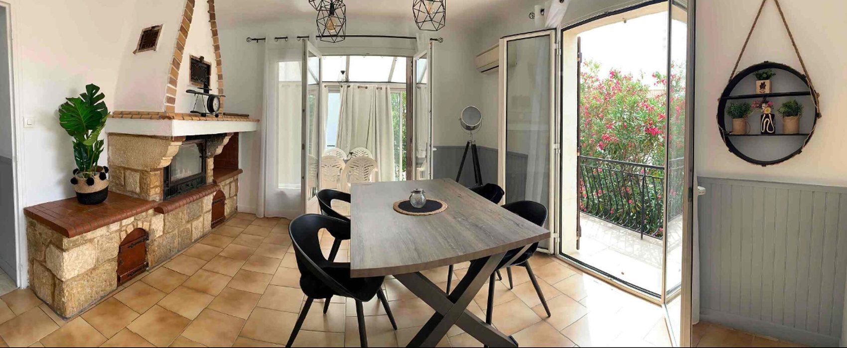 Salon et salle à manger panoramiques d'une maison à Agde