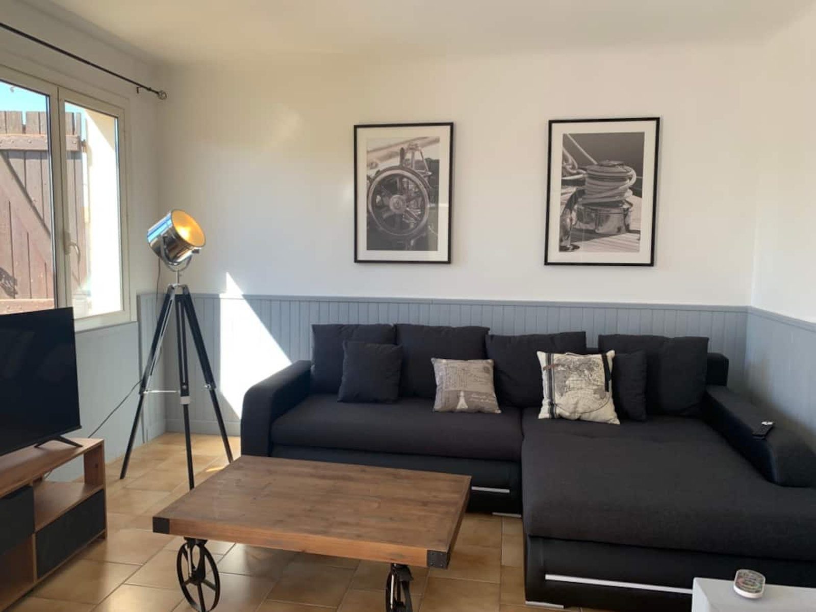 Salon au décor marin d'une maison à Agde disponible pour tournage et location