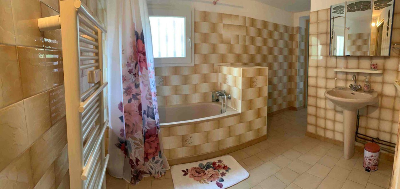 Salle de bain d'une location meublée à Agde pour relogement temporaire