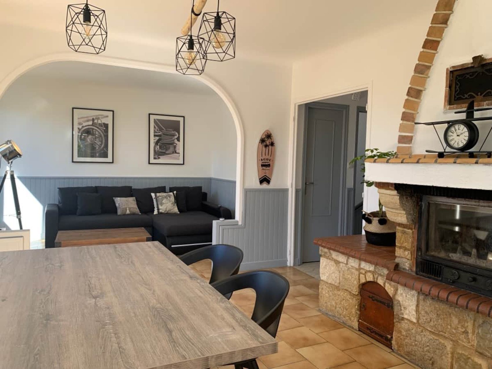 Séjour avec cheminée d'une maison à Agde, décor de tournage de film