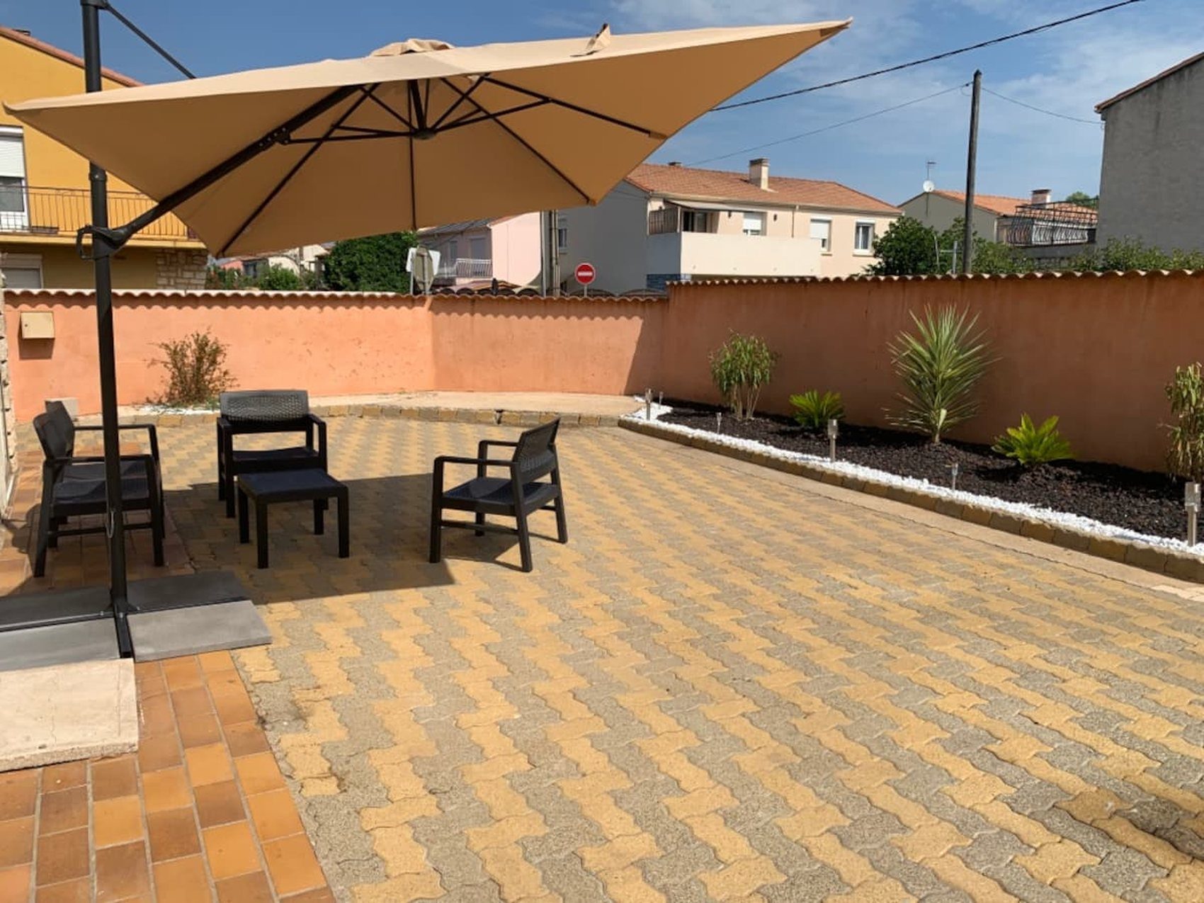 Terrasse avec parasol d'une maison de vacances à Agde