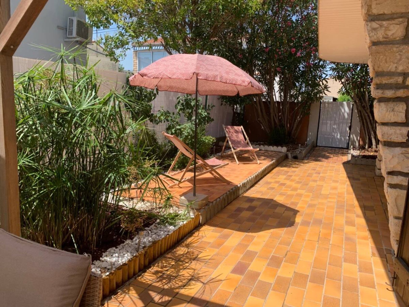 Terrasse et cour d'une maison à Agde, décor de shooting photo et vidéo